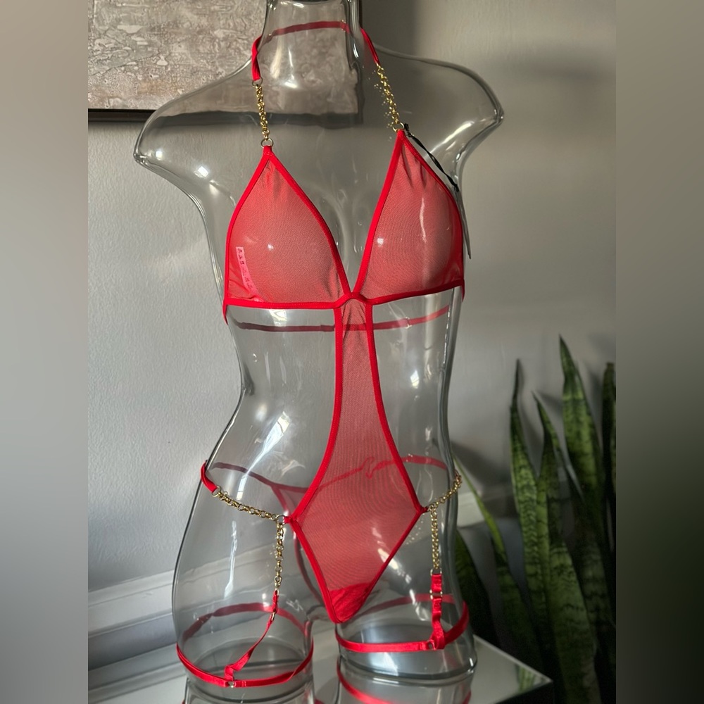 One size red with chains